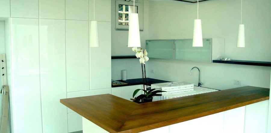 Cucina su disegno laccata in lucido diretto