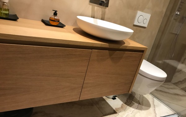 Bagno in rovere e laccato