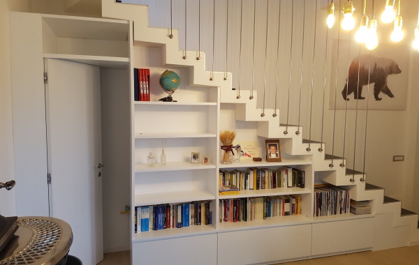 Libreria sottoscala con porta