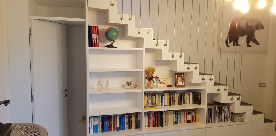 Libreria sottoscala con porta